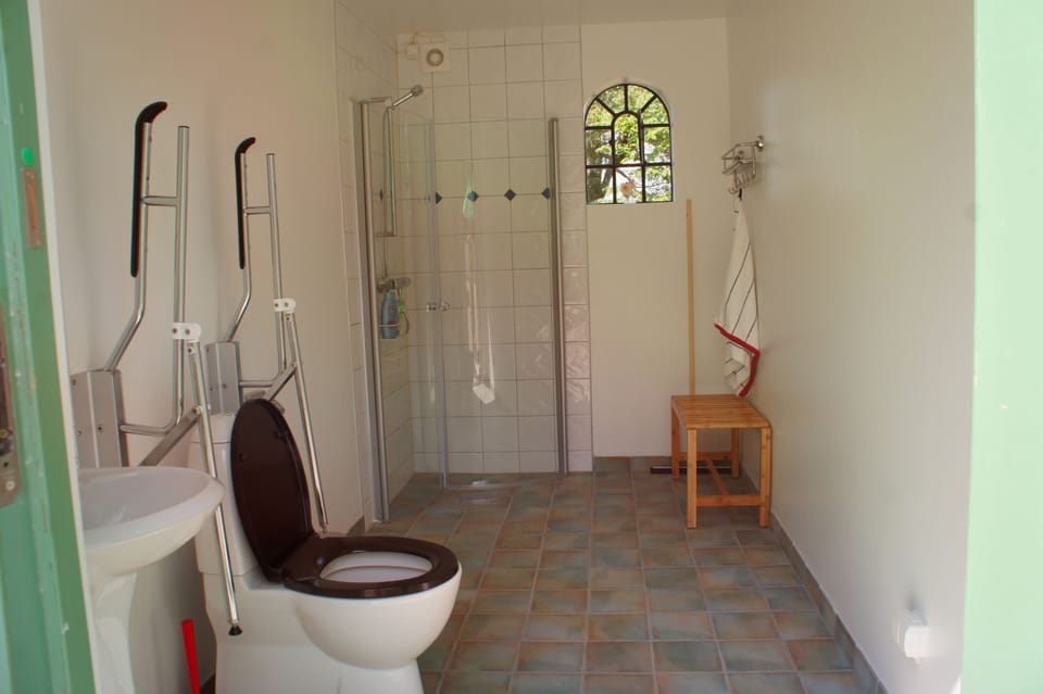 Shower, free toiletries, towels