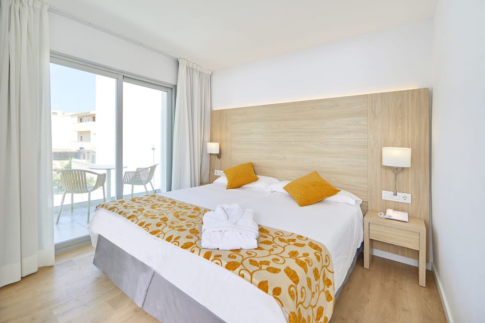 Triple Suite | Desk, blackout drapes, free WiFi, bed sheets