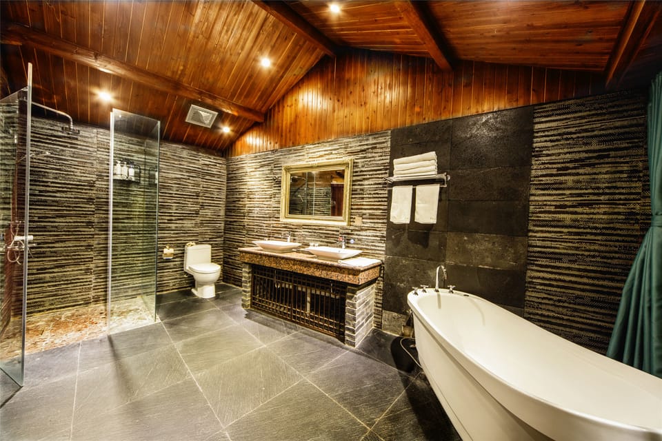 Premier Room | Bathroom | Shower, free toiletries, slippers, towels