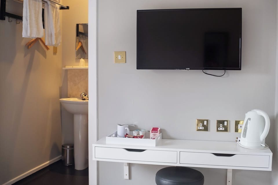 Single Room, Ensuite | Bathroom | Combined shower/tub, towels, toilet paper