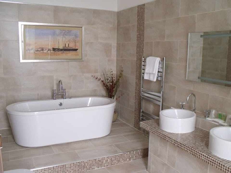 Family Room | Bathroom | Combined shower/tub, free toiletries, hair dryer, towels