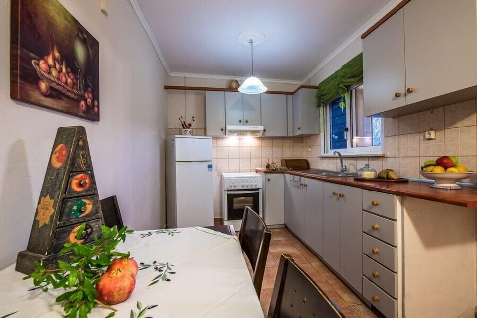 Family Cottage, 3 Bedrooms | Private kitchen | Full-size fridge, oven, stovetop, coffee/tea maker