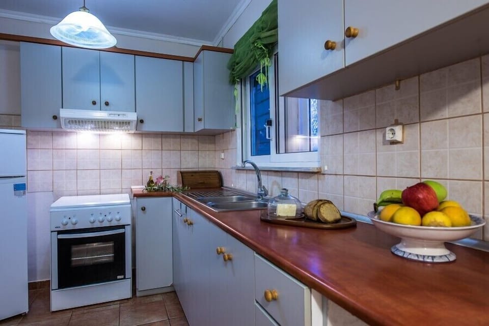 Family Cottage, 3 Bedrooms | Private kitchen | Full-size fridge, oven, stovetop, coffee/tea maker