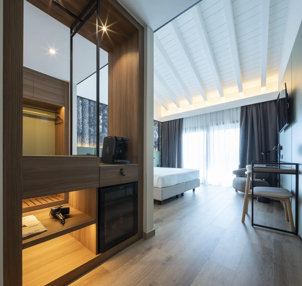 Superior Room, 1 Queen Bed, Balcony, Lake View | 1 bedroom, down comforters, minibar, in-room safe