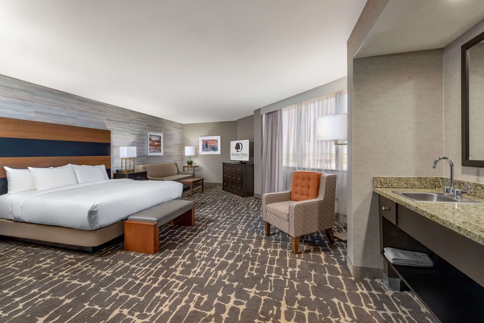 Premium bedding, in-room safe, desk, iron/ironing board