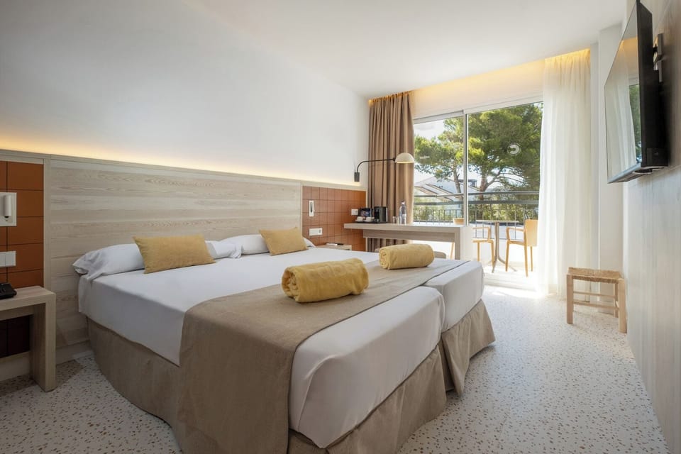 In-room safe, desk, soundproofing, WiFi (surcharge)