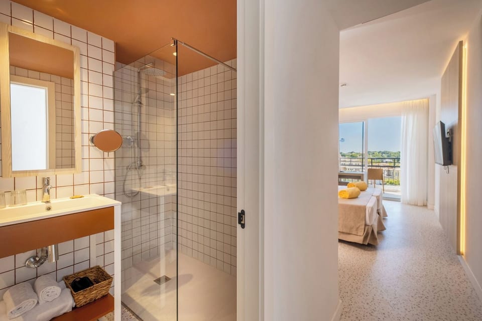 Sky Sea View | In-room safe, desk, soundproofing, WiFi (surcharge)
