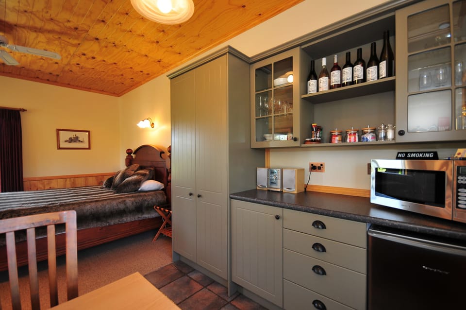 Luxury Studio Suite, Patio, Vineyard View | Private kitchenette | Fridge, microwave, coffee/tea maker, electric kettle