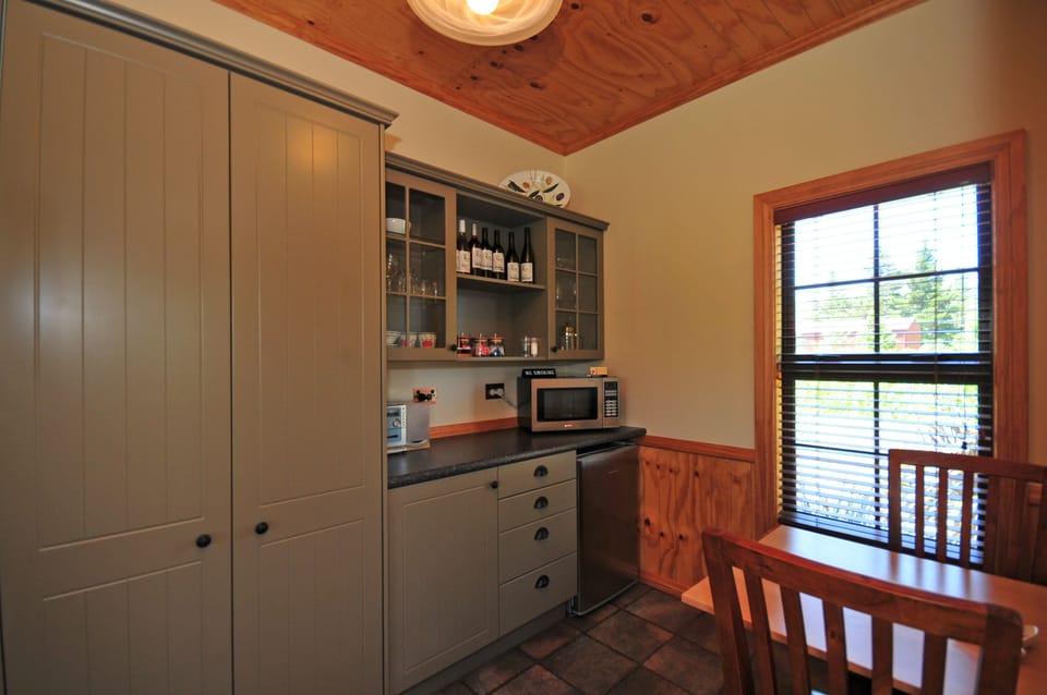 Luxury Studio Suite, Patio, Vineyard View | Private kitchenette | Fridge, microwave, coffee/tea maker, electric kettle