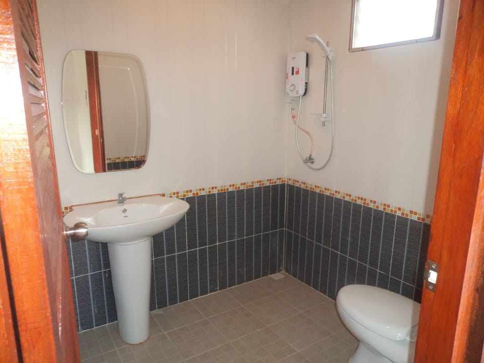 Shower, free toiletries, towels