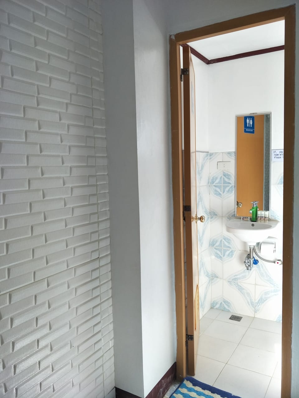 Deluxe Double Room with Shower | In-room safe, desk, iron/ironing board, free WiFi