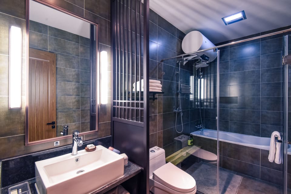Deluxe Suite | 1 bedroom, premium bedding, desk, blackout drapes