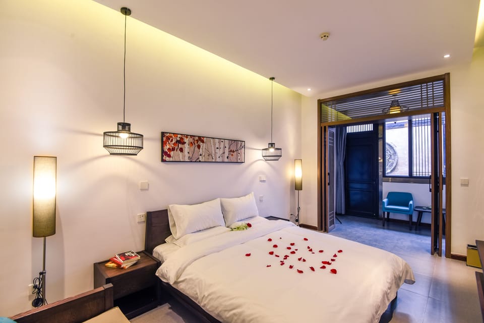 Deluxe Suite | Bathroom | Free toiletries, hair dryer, slippers, towels