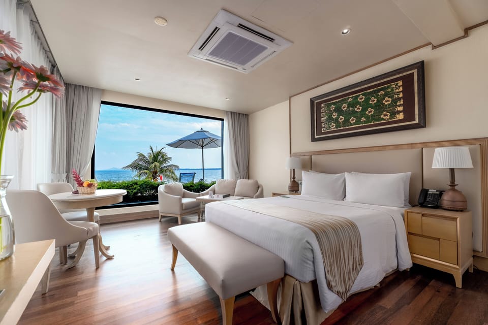Ocean Suite (No Balcony) | Minibar, in-room safe, desk, laptop workspace