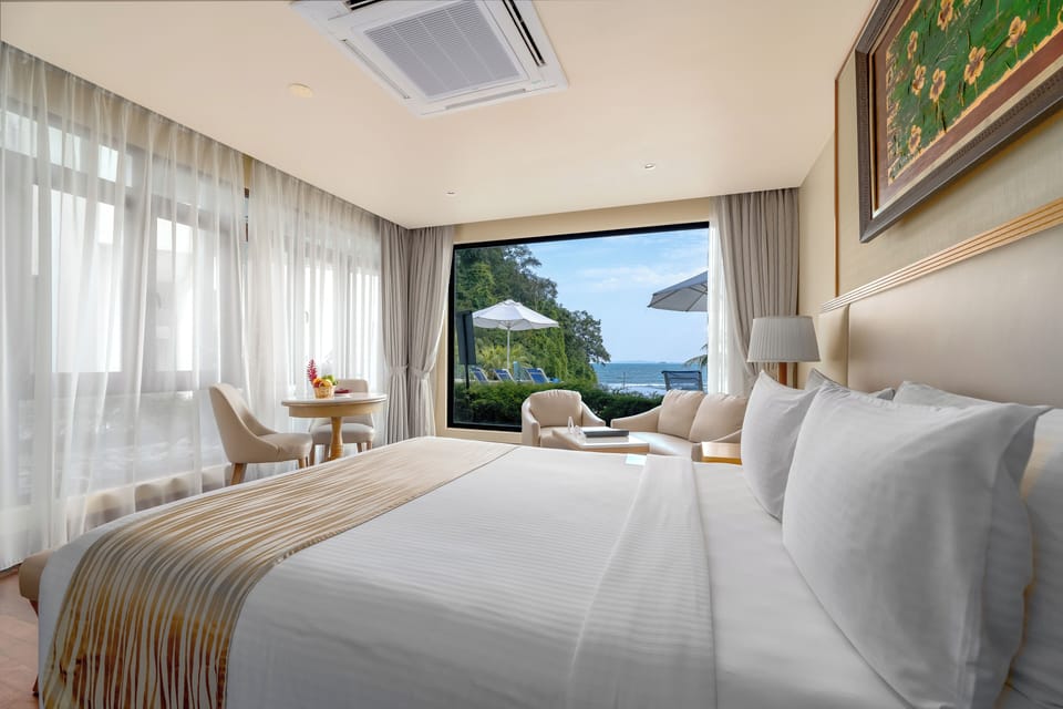Ocean Suite (No Balcony) | Beach/ocean view