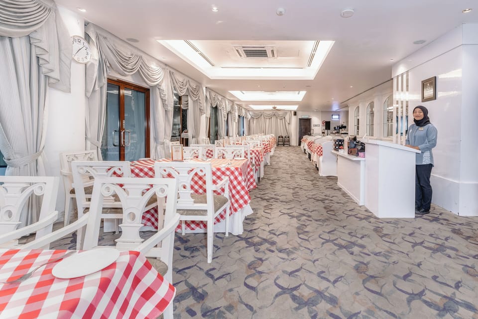 3 restaurants; lunch and dinner served
