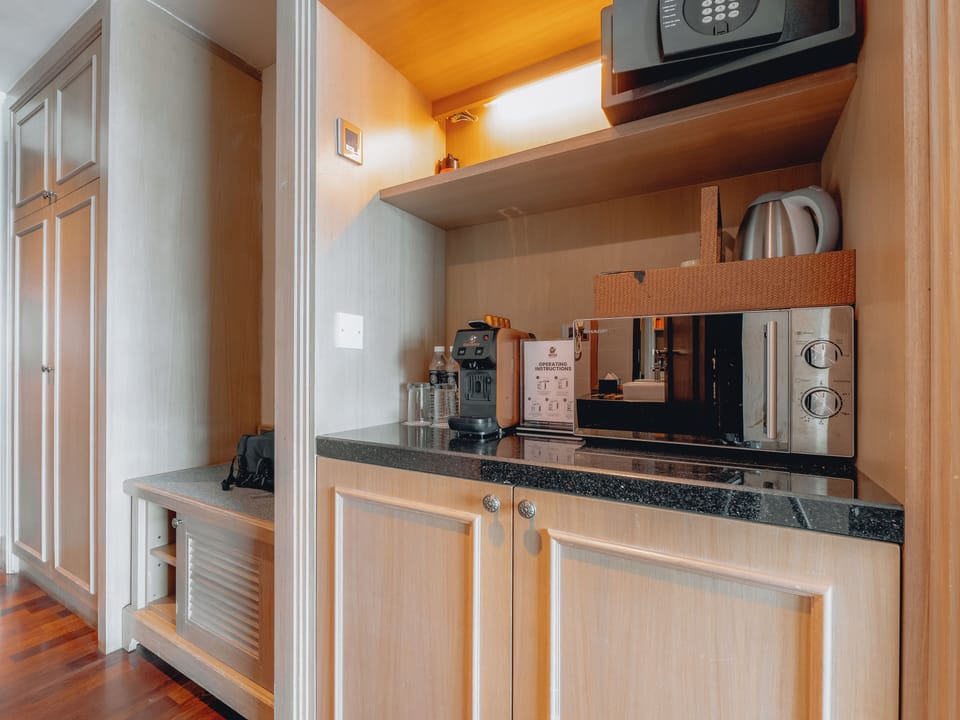 Ocean Suite (No Balcony) | Minibar, in-room safe, desk, laptop workspace