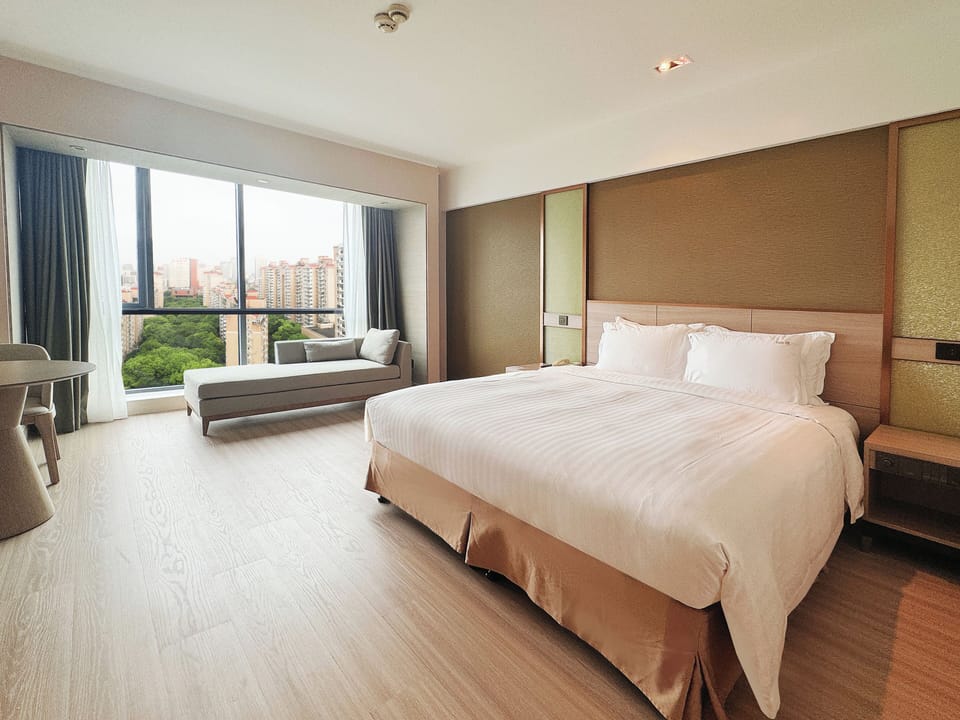 Premium Room, 1 King Bed, Club Lounge Access (Lounge Access) | Minibar, in-room safe, desk, soundproofing