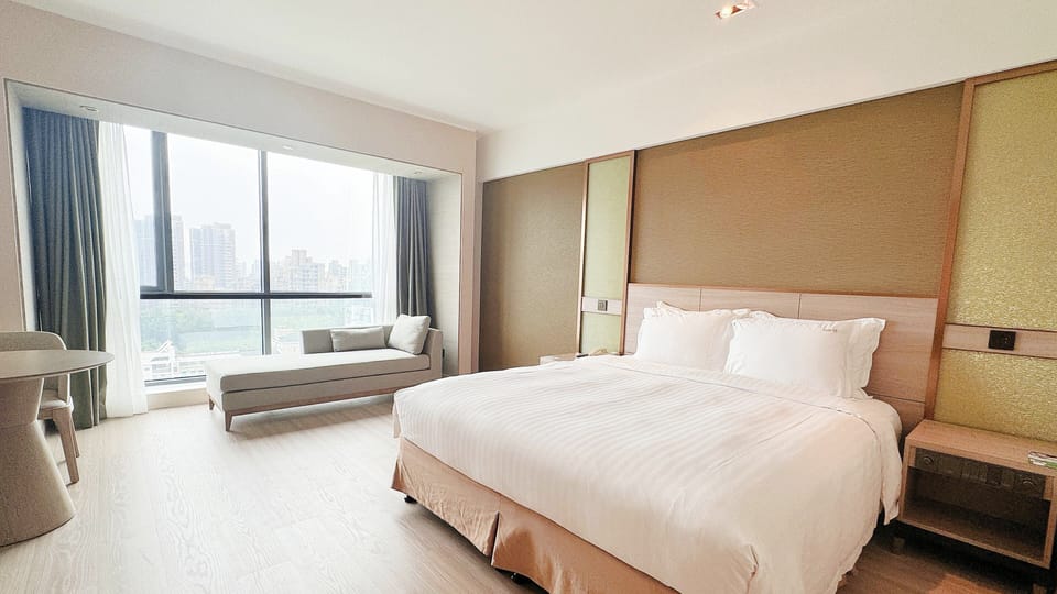 Premium Room, 1 King Bed, Club Lounge Access (Lounge Access) | Minibar, in-room safe, desk, soundproofing
