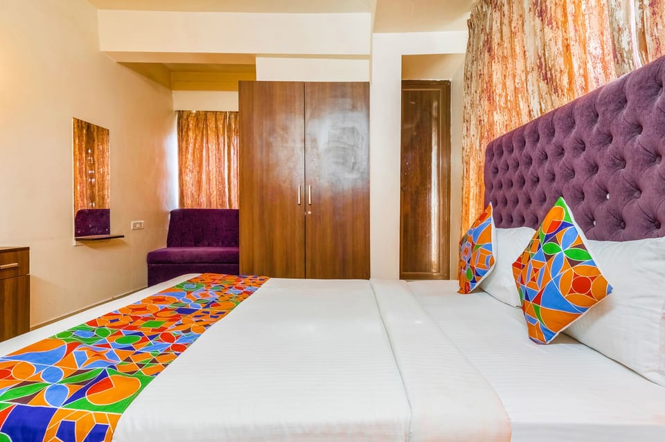 Desk, soundproofing, free WiFi, bed sheets