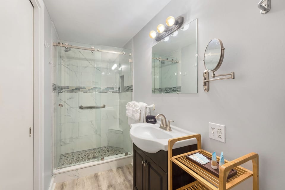  King Room | Bathroom | Shower, free toiletries, hair dryer, towels