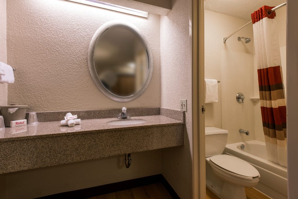 Combined shower/tub, towels