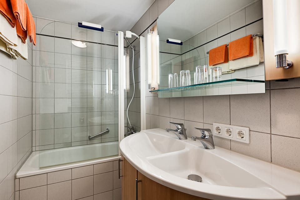 Triple Room | Bathroom | Free toiletries, hair dryer, towels