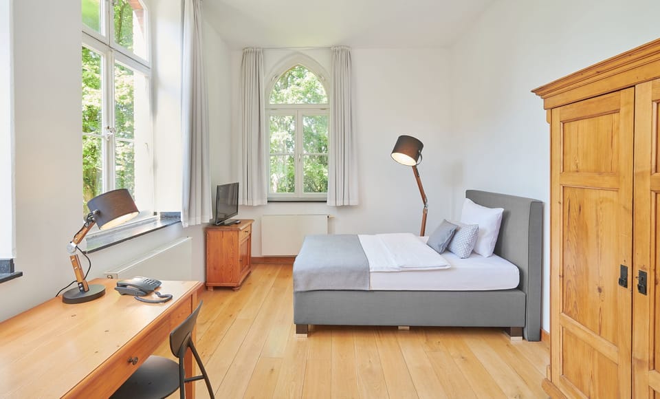 Business Single Room | In-room safe, individually furnished, desk, iron/ironing board