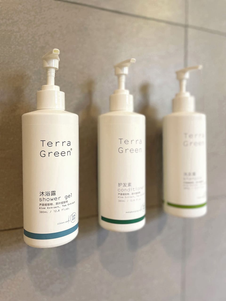 Combined shower/tub, designer toiletries, hair dryer, towels