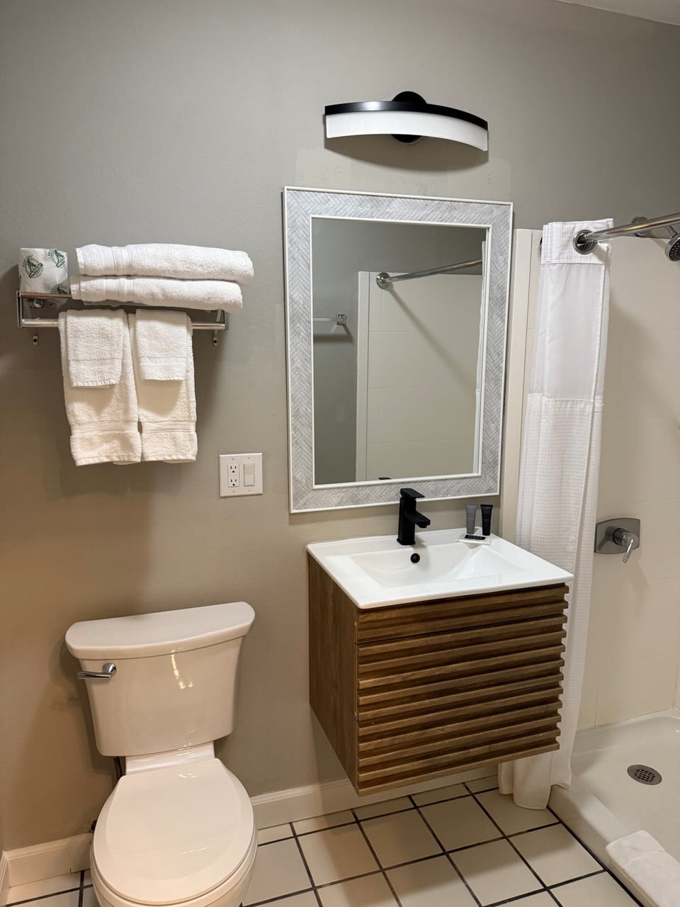 Deluxe Double Room | Bathroom | Shower, free toiletries, hair dryer, towels