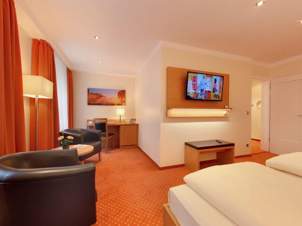  Suite 02 Muenchen | Select Comfort beds, minibar, desk, blackout drapes