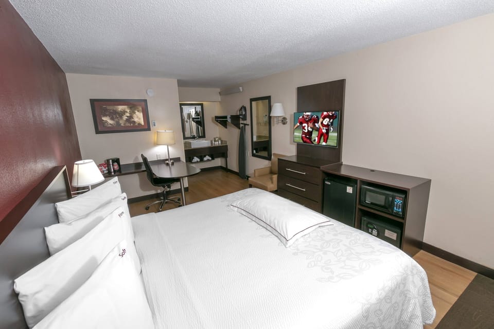 Premium Room, 1 King Bed (Upgraded Bedding & Snack, Smoke Free) | Premium bedding, in-room safe, desk, laptop workspace