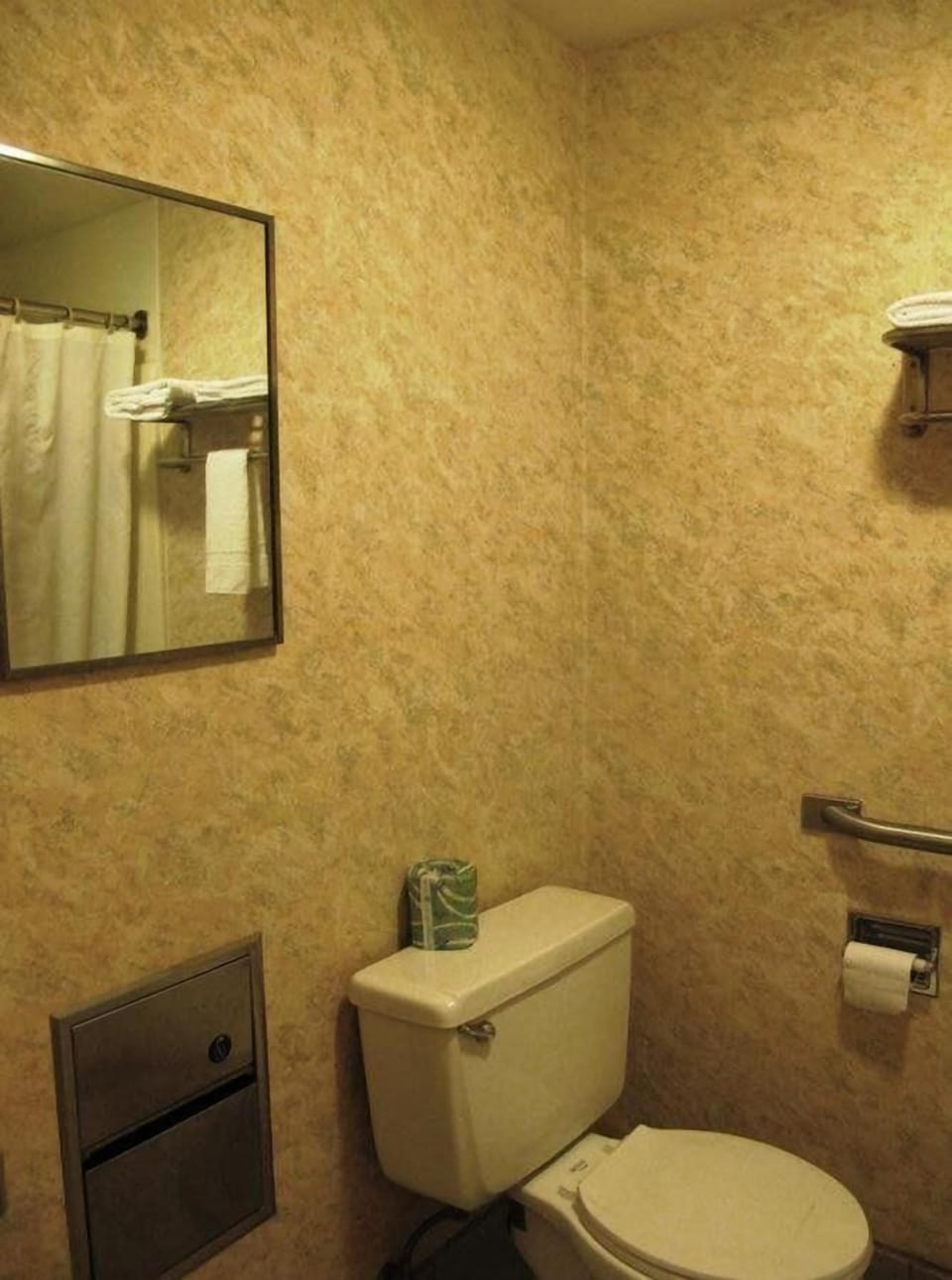 Combined shower/tub, free toiletries, towels, soap