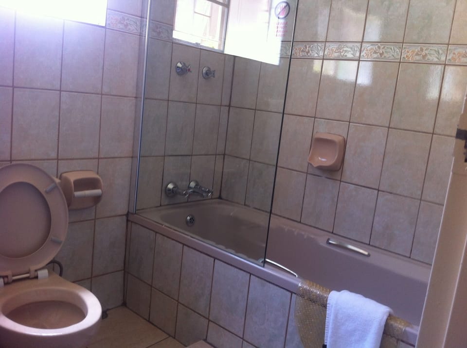 Standard Room, Garden View | Bathroom | Combined shower/tub, deep soaking tub, free toiletries, towels