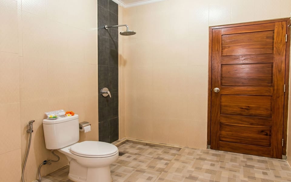 Superior Room | Bathroom | Shower, free toiletries, towels