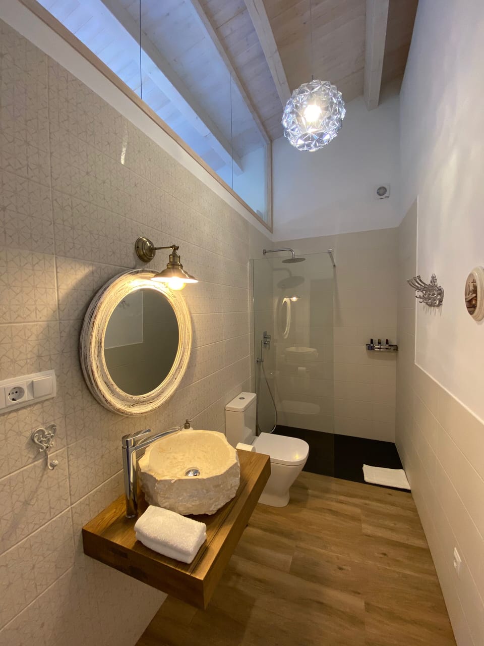 Exclusive Double Room, 1 Double Bed, Vineyard View, Poolside | Bathroom | Shower, free toiletries, hair dryer, towels