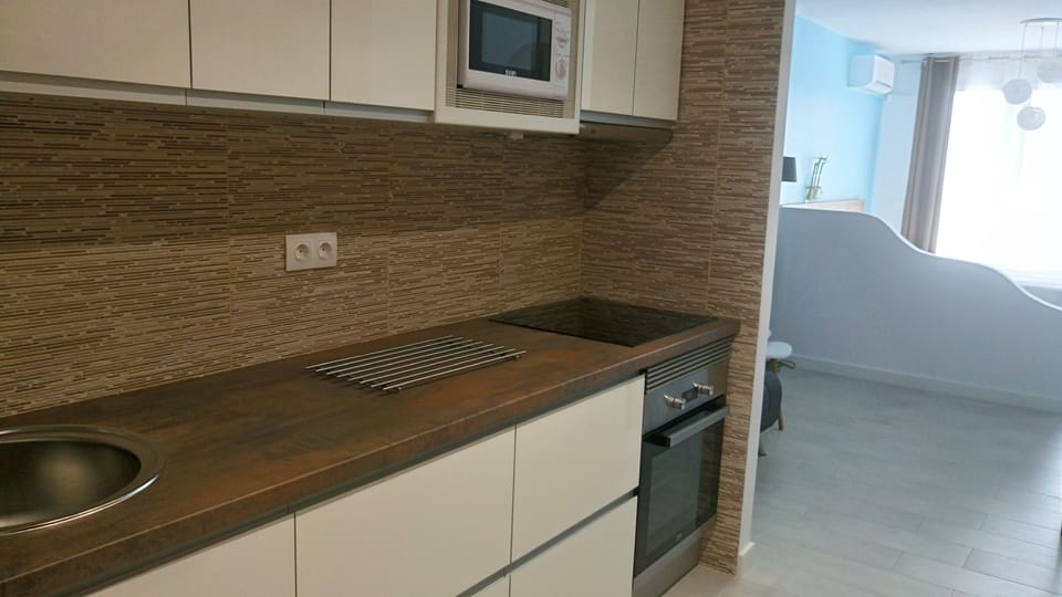 Studio, Pool View | Private kitchen | Full-size fridge, microwave, oven, stovetop