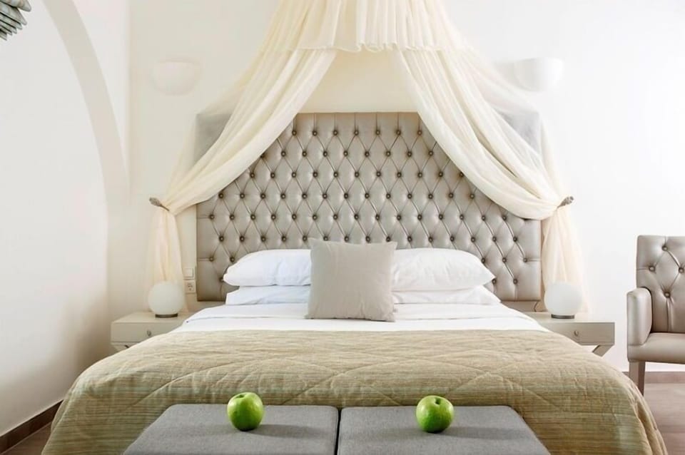 Superior Room | Minibar, in-room safe, desk, blackout drapes