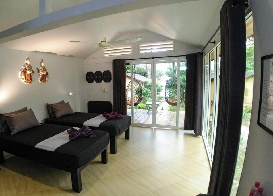 Comfort Villa, 2 Twin Beds, Sea View | Blackout drapes, WiFi (free), bed sheets