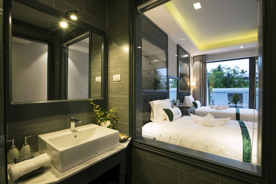 Superior Room, 2 Twin Beds | Bathroom | Free toiletries, hair dryer, bathrobes, slippers