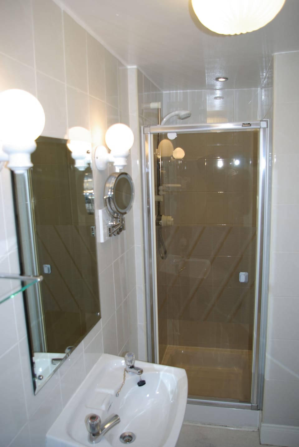 Twin Room | Bathroom | Shower, free toiletries, hair dryer, towels
