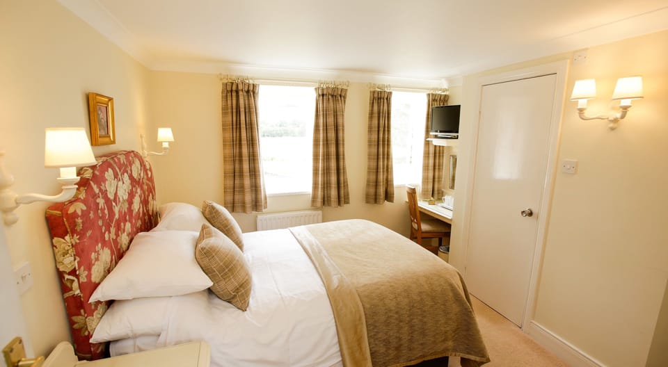 Double Room | Iron/ironing board, free WiFi, bed sheets