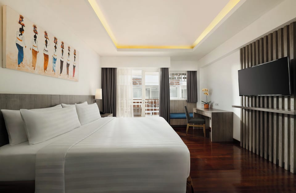 Deluxe Room | Minibar, in-room safe, desk, laptop workspace