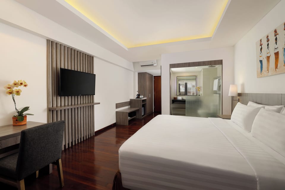 Deluxe Room | Minibar, in-room safe, desk, laptop workspace