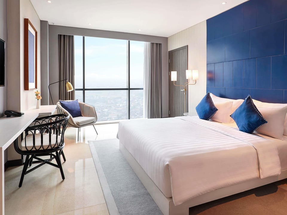 Executive Suite, 1 King Bed | Minibar, desk, laptop workspace, soundproofing