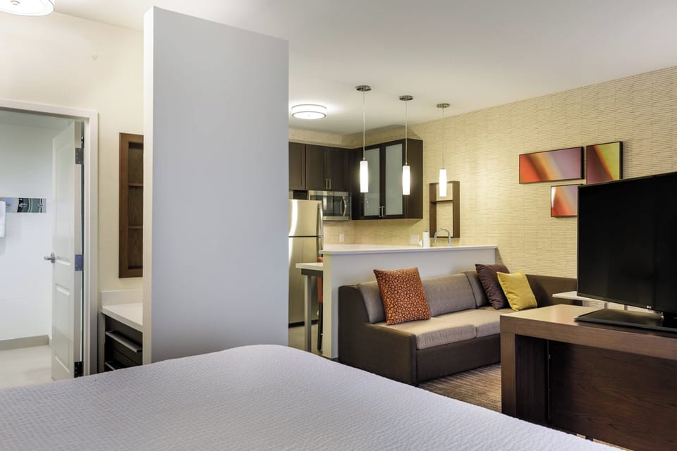 Full-size fridge, microwave, oven, stovetop