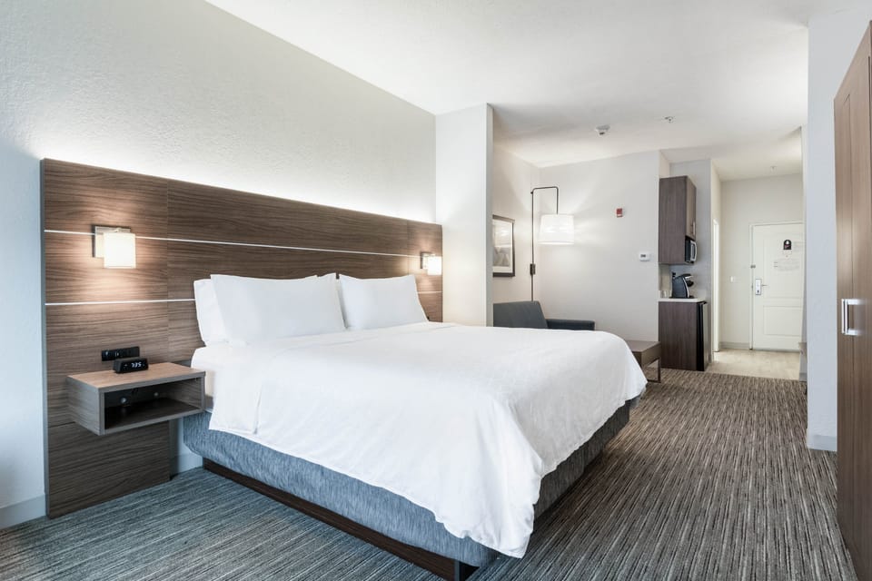 Premium bedding, in-room safe, individually furnished, desk