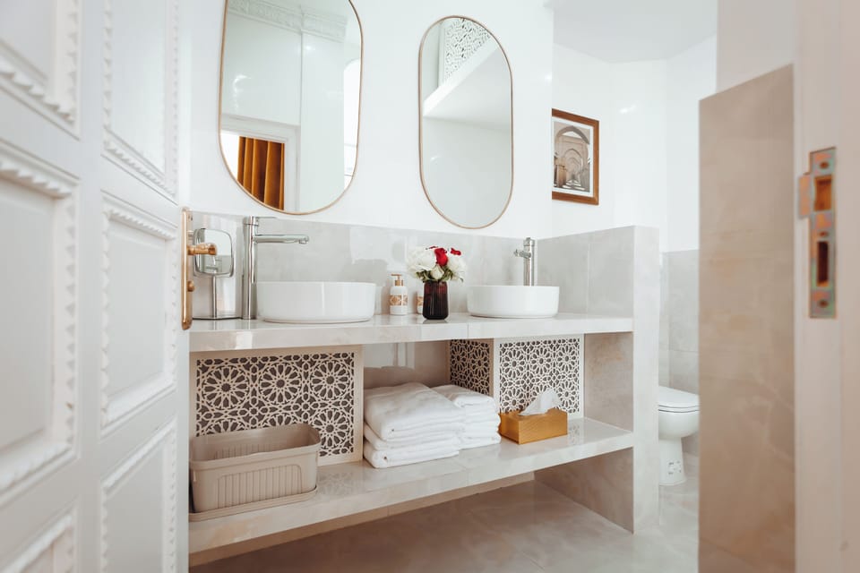 Junior Suite | Bathroom | Shower, rainfall showerhead, free toiletries, hair dryer