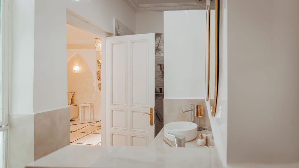 Junior Suite | Bathroom | Shower, rainfall showerhead, free toiletries, hair dryer