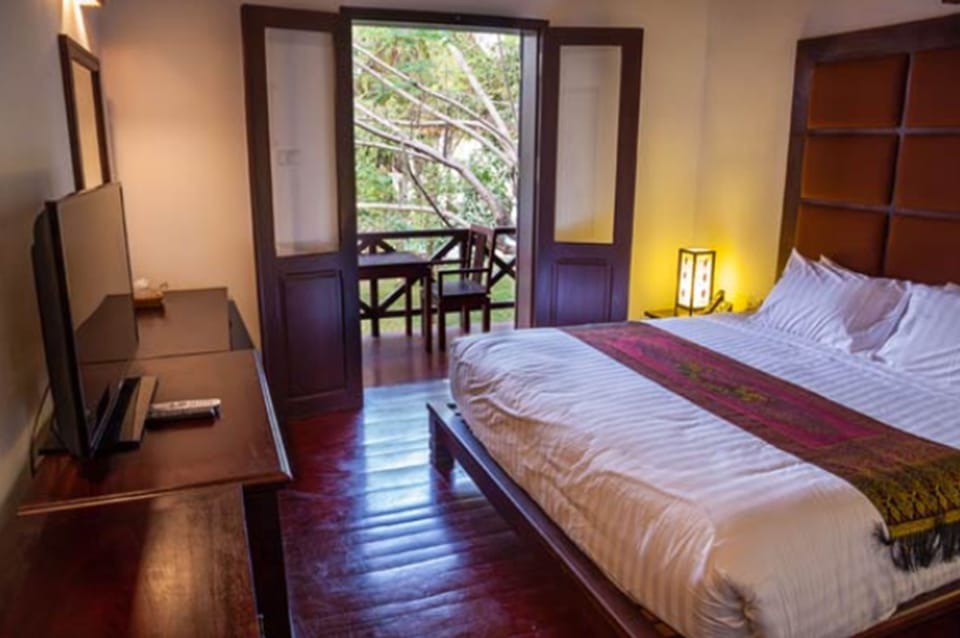 Executive Suite | Premium bedding, minibar, in-room safe, individually decorated